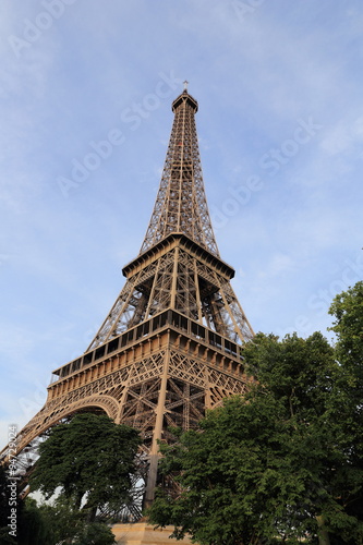 au pied de la tour Eiffel