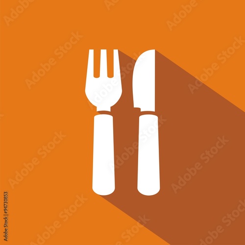 Icono de cuchillo y tenedor sobre fondo naranja 