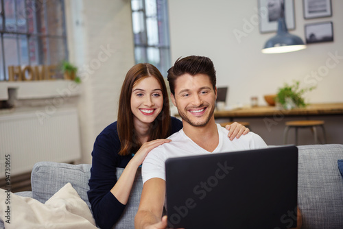 verliebtes paar schaut sich etwas im internet an © contrastwerkstatt