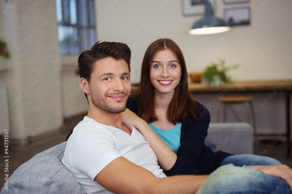 modernes paar sitzt entspannt lächelnd auf der couch modernes paar sitzt entspannt lächelnd auf der couch