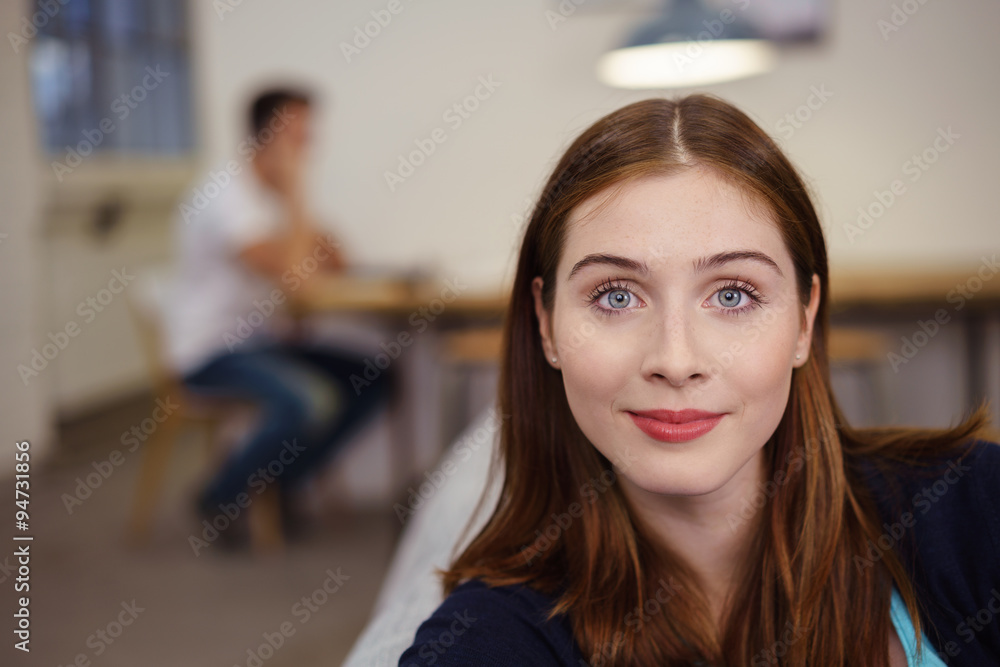 attraktive frau in ihrer wohnung