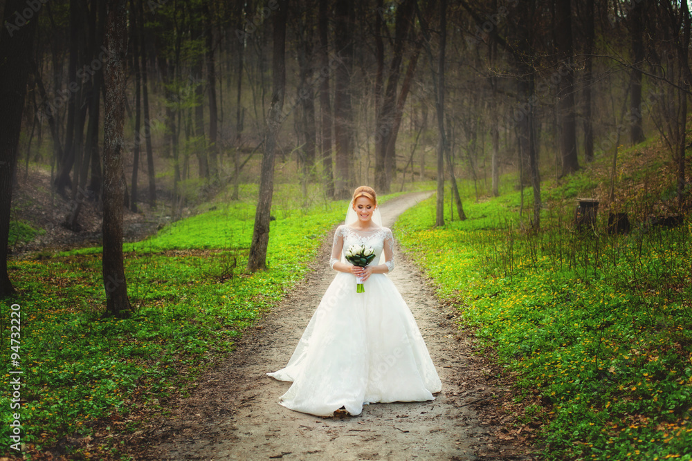 Fototapeta premium Bride in amazing autumn forest