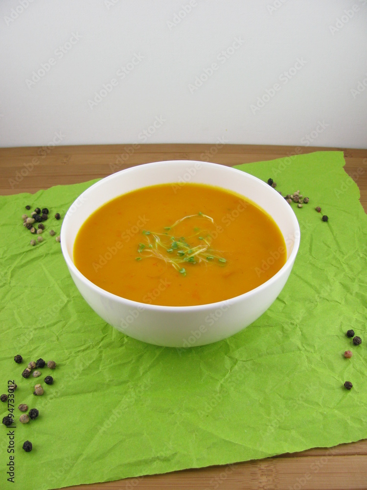 Kürbissuppe mit Sahne und frischen Sprossen Kürbissuppe mit Sahne und frischen Sprossen