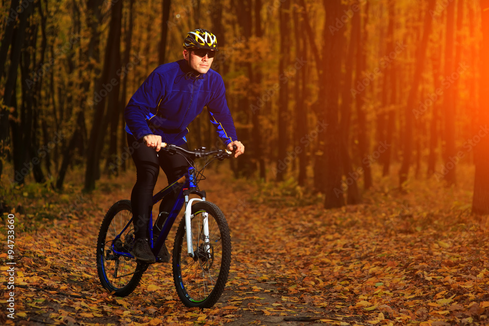 Obraz premium Cyclist Riding the Bike