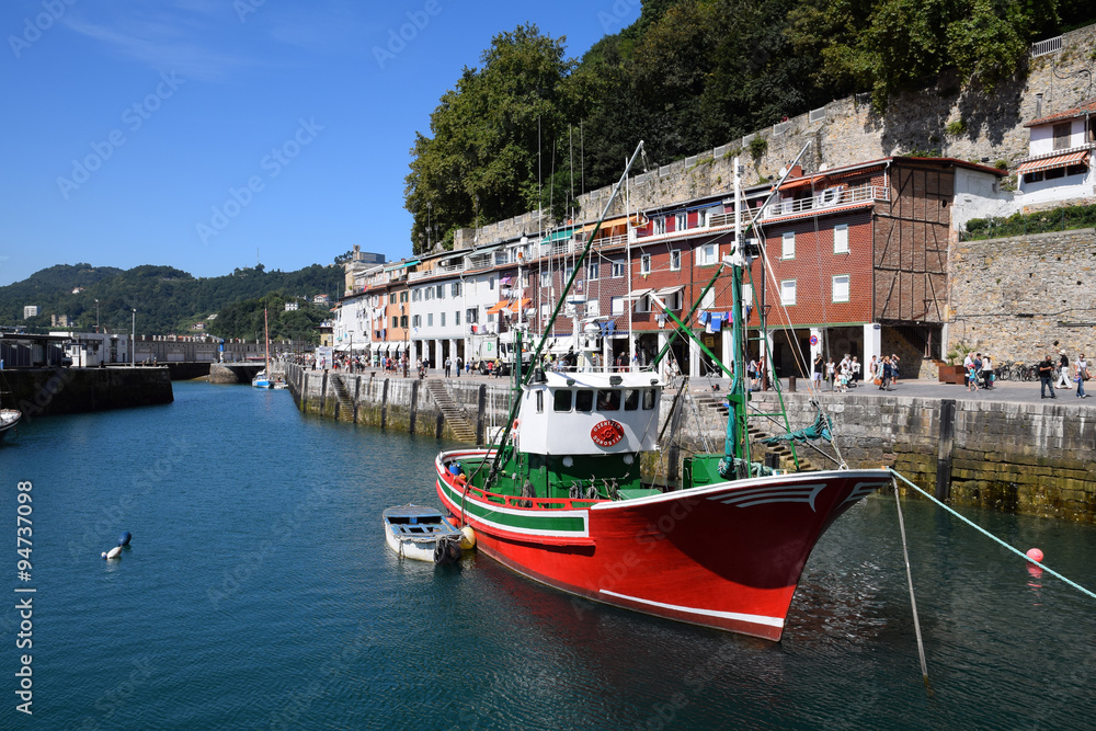 Fototapeta premium Chalutier de pêche dans le port de San Sebastian