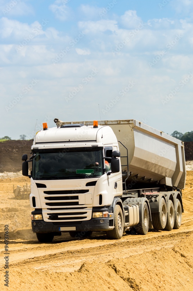 Lkw beim abladen in einer Sandgrube