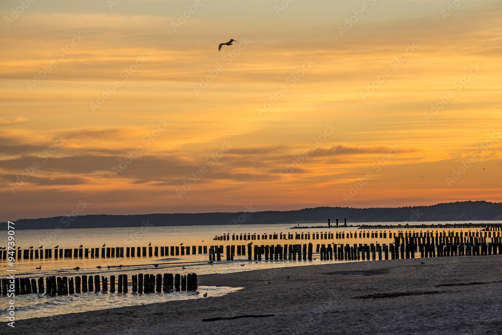 Sonnenaufgang an der Ostsee mit Buhnen
