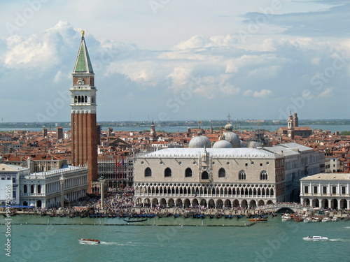 Obraz na plátně Venise, le palais des Doges et le campanile de Saint-Marc, Italie