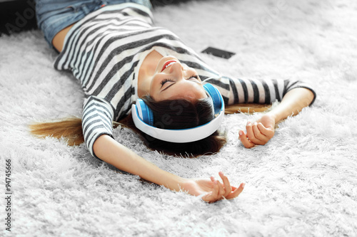 Woman listening music in he...