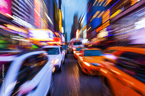 Zdjęcie z kreatywnym efektem powiększenia z ruchu na nocnym Manhattanie w Nowym Jorku