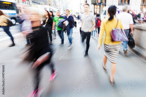 Bild mit kreativem Zoomeffekt von Menschen unterwegs in der Großstadt