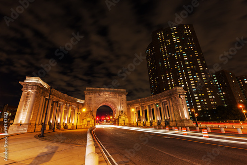 Nachtfotografie vom Triumphbogen mit Colonnaden an der Manhattan Bridge in Manhattan, NYC © Christian Müller