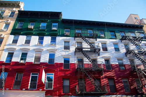 Wohngebäude mit Italienischen Nationalfarben in Little Italy, Manhattan, New York City photo