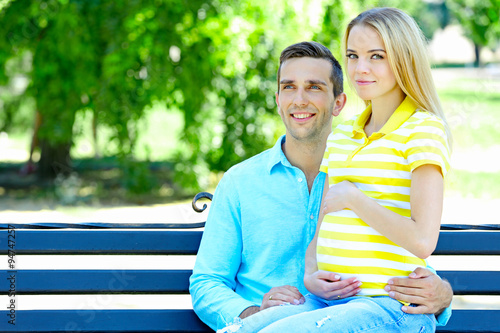 Young pregnant woman with h...