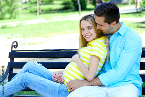 Young pregnant woman with h...