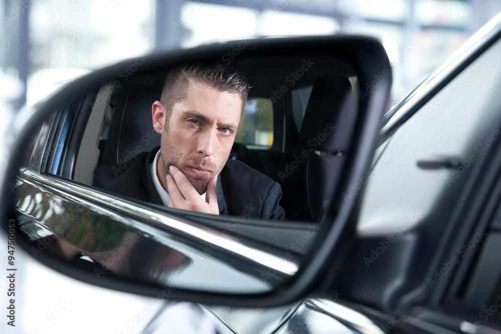 Mann blickt in den Auto Spiegel Porträt