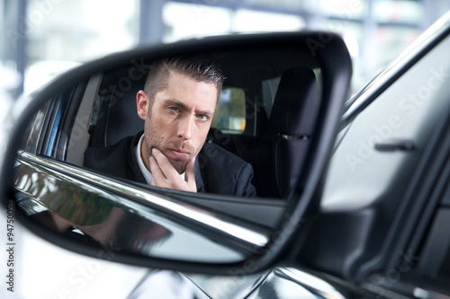 Mann blickt in den Auto Spiegel Porträt © www.freund-foto.de