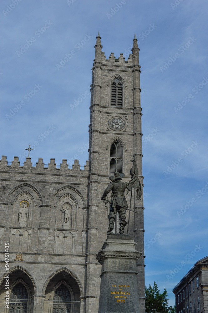 Fototapeta premium Maisonneuve statue Montreal's Old Port district