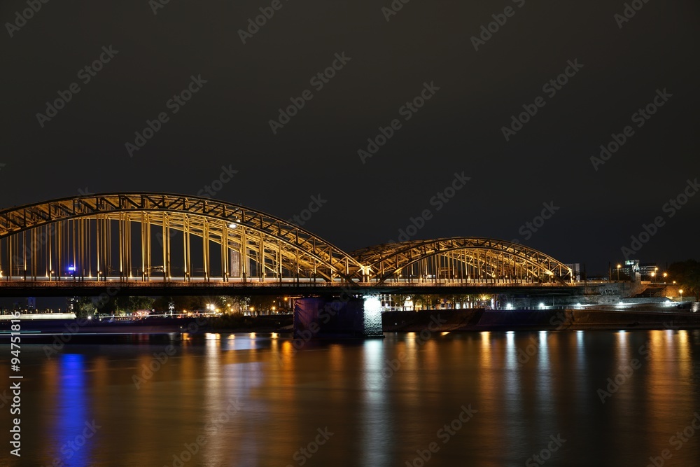 Die Hohenzollernbrücke in Köln am Abend