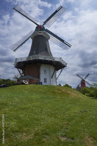 Windmühlen in Greetsiel, Ostfriesland, Niedersachsen, Deutschla © dina