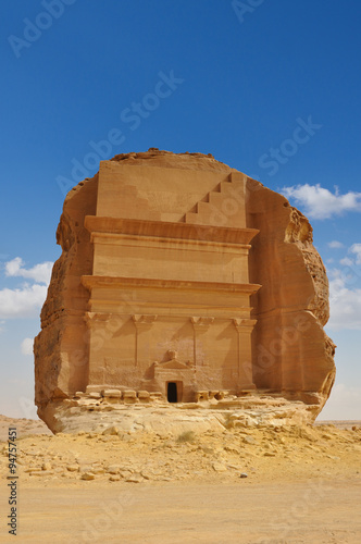 Archäologische Grabstätte in rotem Fels in Medaìn salih, Saudi Arabien photo