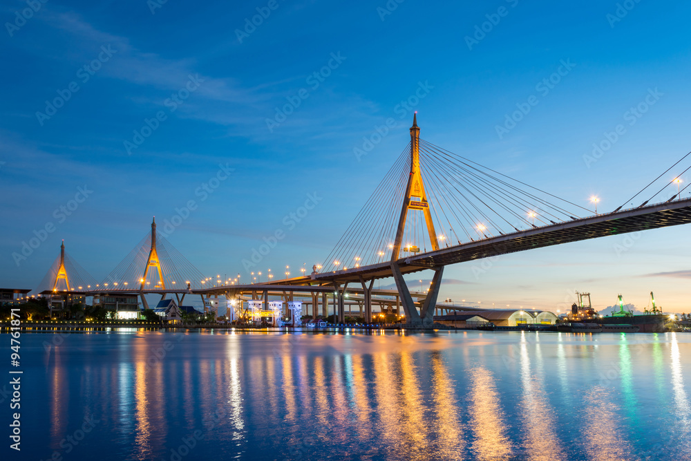 Obraz premium The bridge crosses the Chao Phraya River, Bhumibol Bridge or Ind
