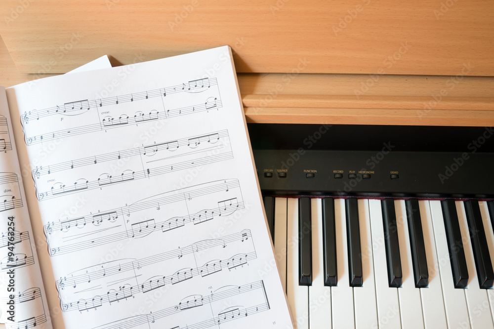 Fototapeta premium Fortepian i nuty muzyczne