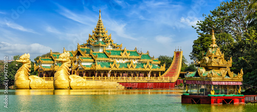 Fotografering Karaweik royal barge, Kandawgyi Lake, Yangon
