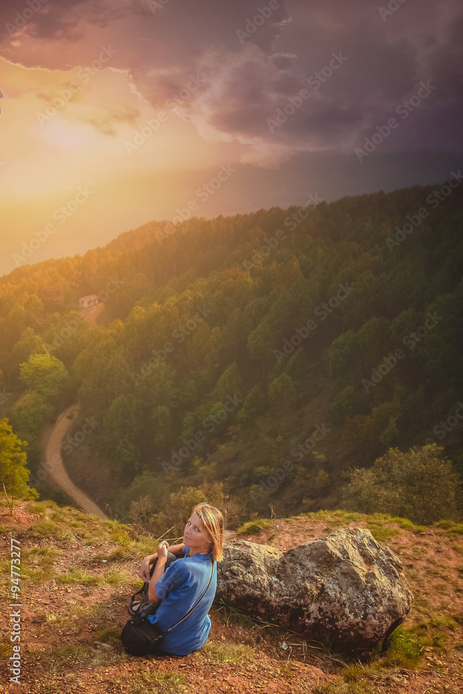 Naklejka premium Trekker admiring the sunset