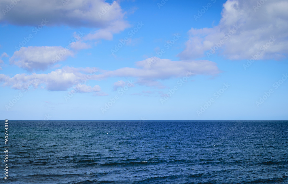 Obraz premium Sea and blue sky with cloud background