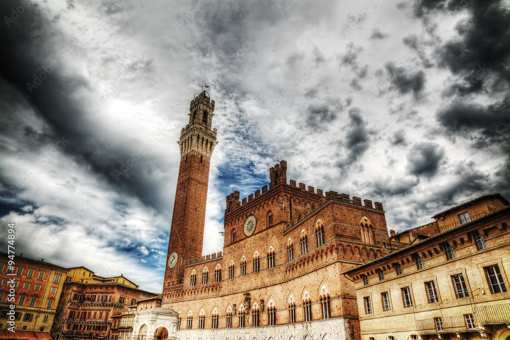 Piazza del Campo under an overcast sky