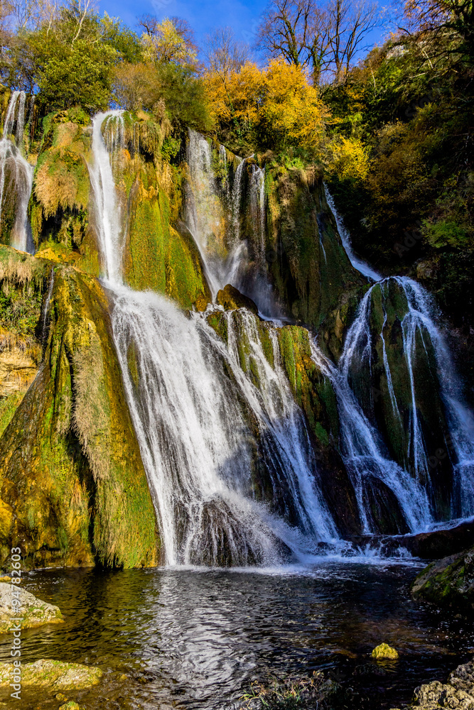 Cascade de Glandieu dans l'Ain en automne