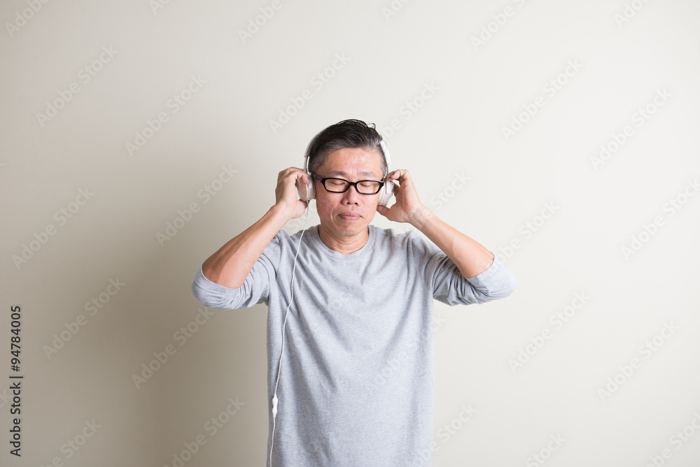 Fototapeta premium asian senior listening to music