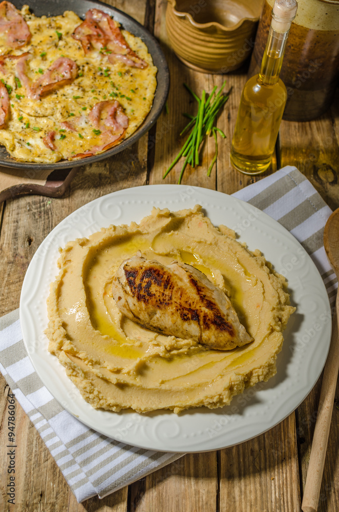 Hummus from lenses with chicken steak Hummus from lenses with chicken steak