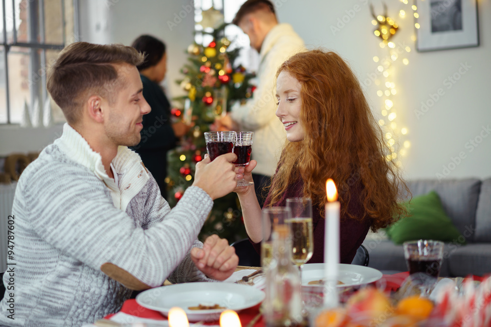 freunde feiern das weihnachtsfest zu hause mit einem gemütlichen essen