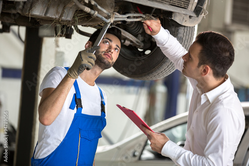 Принти на полотні assessor and repair man examine car