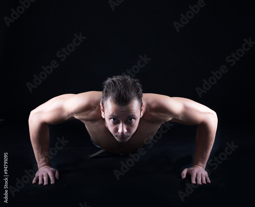 Man execising push ups