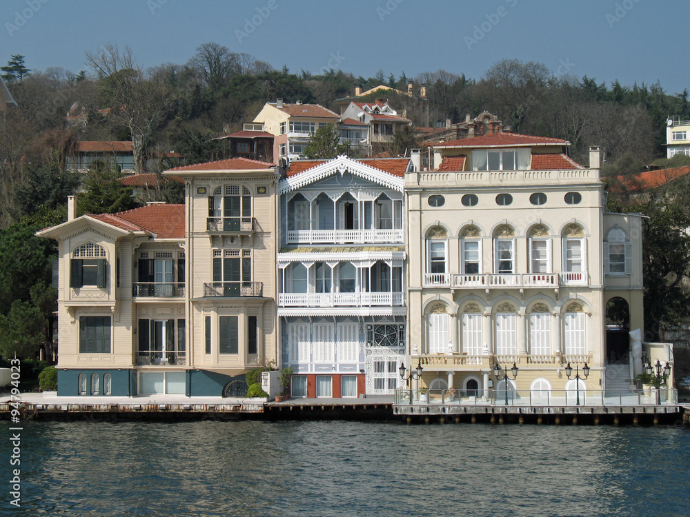 Istanbul, maisons traditionnelles ottomanes sur les rives du Bosphore, Turquie