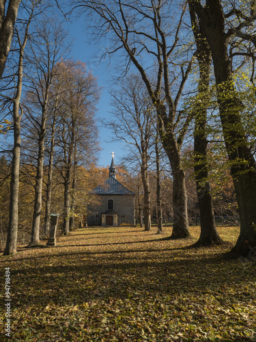 Fototapeta Naklejka Na Ścianę i Meble -  Idyllische Kirche im Herbst
