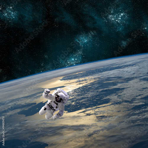 Naklejka na szafę Astronauta unosi się nad Ziemią 