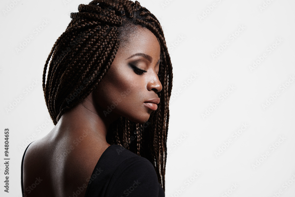 Fototapeta premium czarna kobieta z warkoczami i wieczorowymi smokey eyes