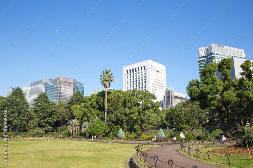 Obraz premium 皇居東御苑から見た東京大手町の高層ビル