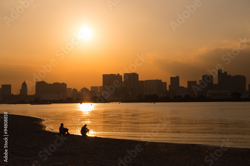 夕焼けの海と少年