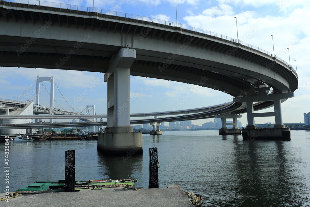 東京湾岸のループ橋とレインボーブリッジ 東京湾岸のループ橋とレインボーブリッジ