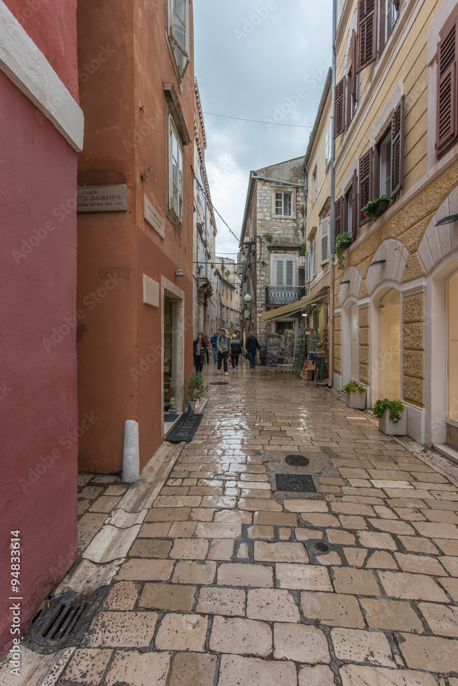 Fototapeta premium Blick auf die Altstadt von Zadar mit regennassem Pflaster