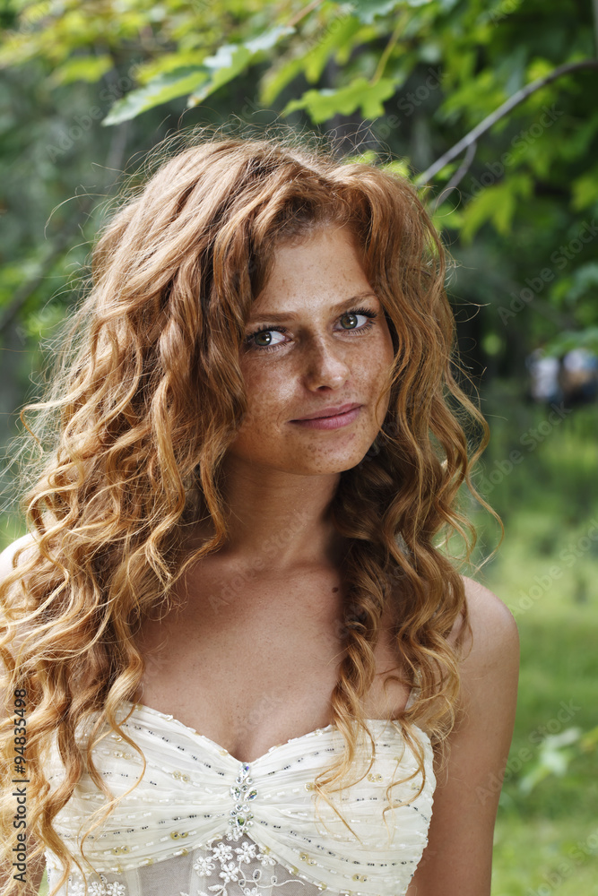 Naklejka premium beautiful redheaded bride portrait