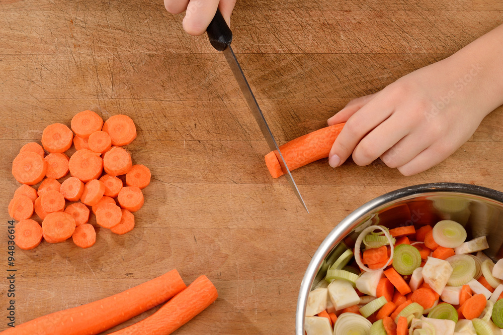 Karotten schneiden Photos | Adobe Stock