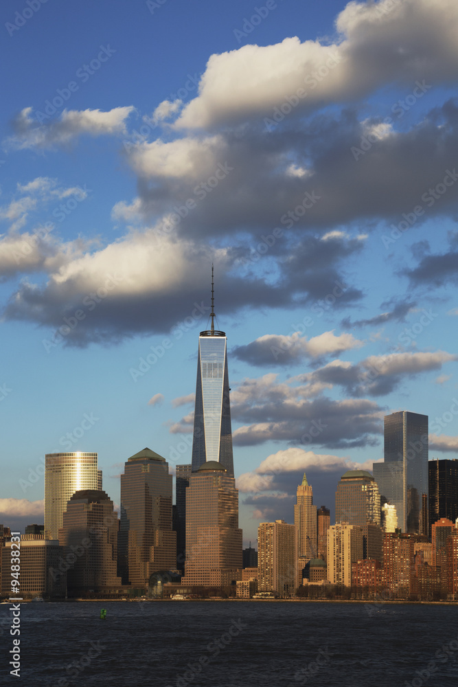 Fototapeta premium New York City Skyline na wodzie z One World Trade Center (1WTC), Freedom Tower, Nowy Jork, Nowy Jork, USA, 03.2014