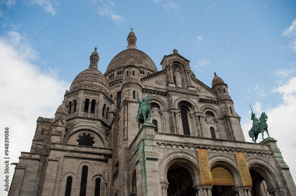 Fachada principal de la iglesia del Sagrado Corazón en París, Francia