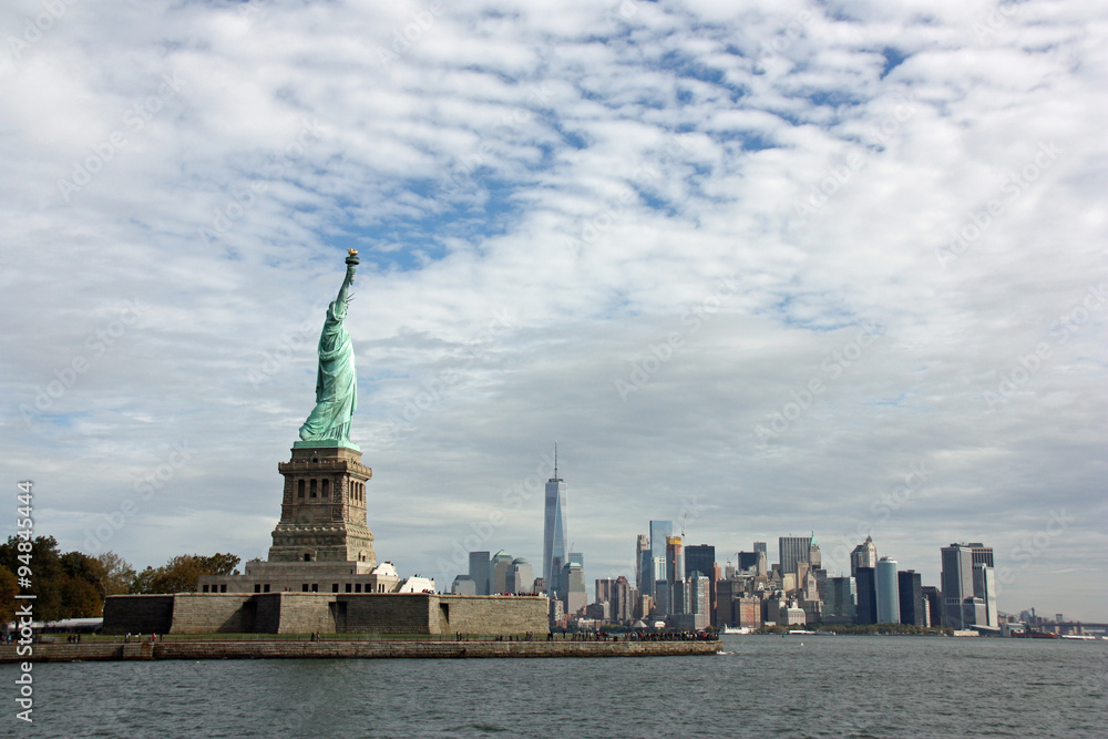 New York, arrivée devant la statue de la Liberté et la sky line de Manhattan